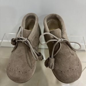 Bota picada con borlones